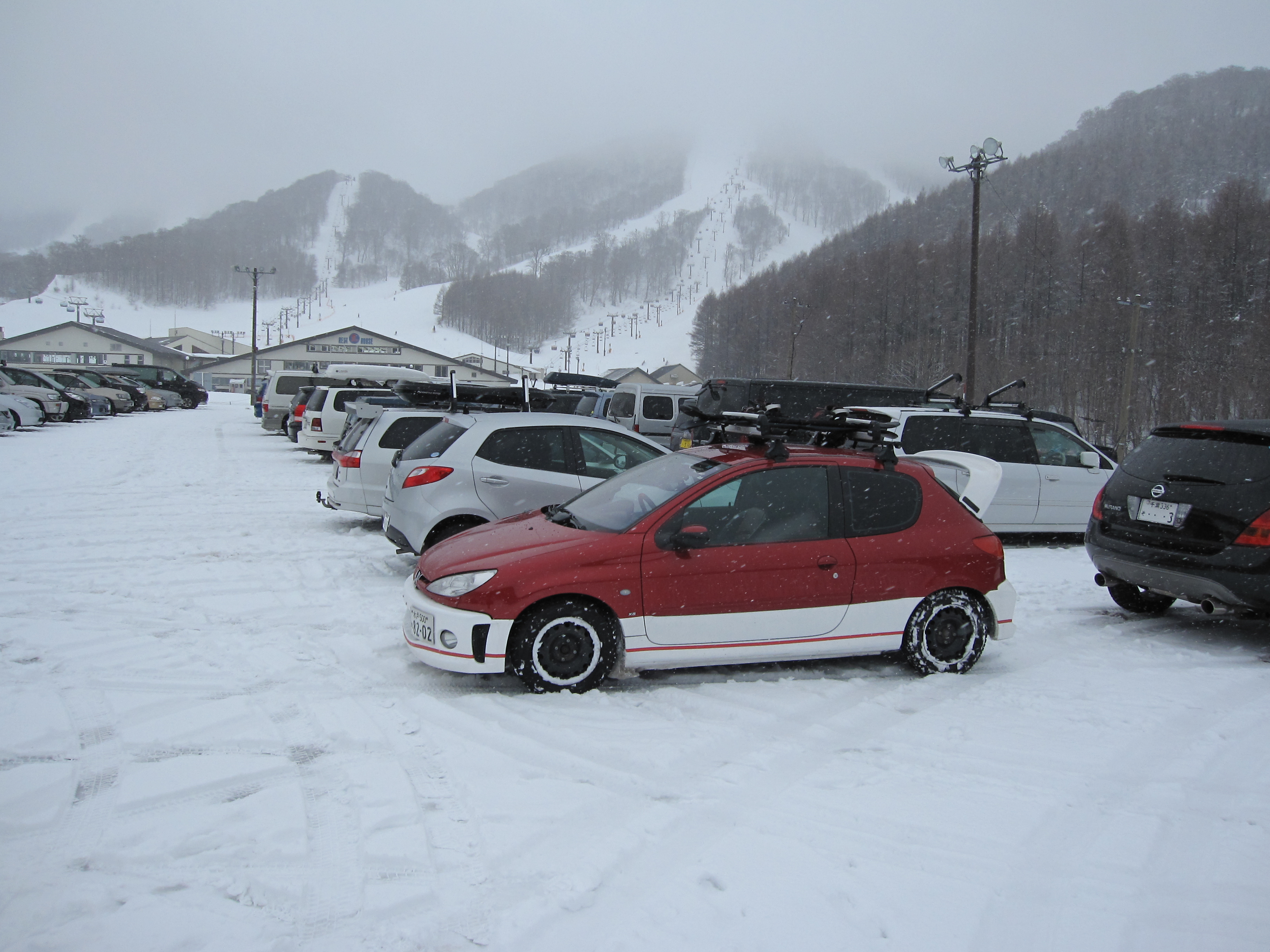 雪山とプジョー