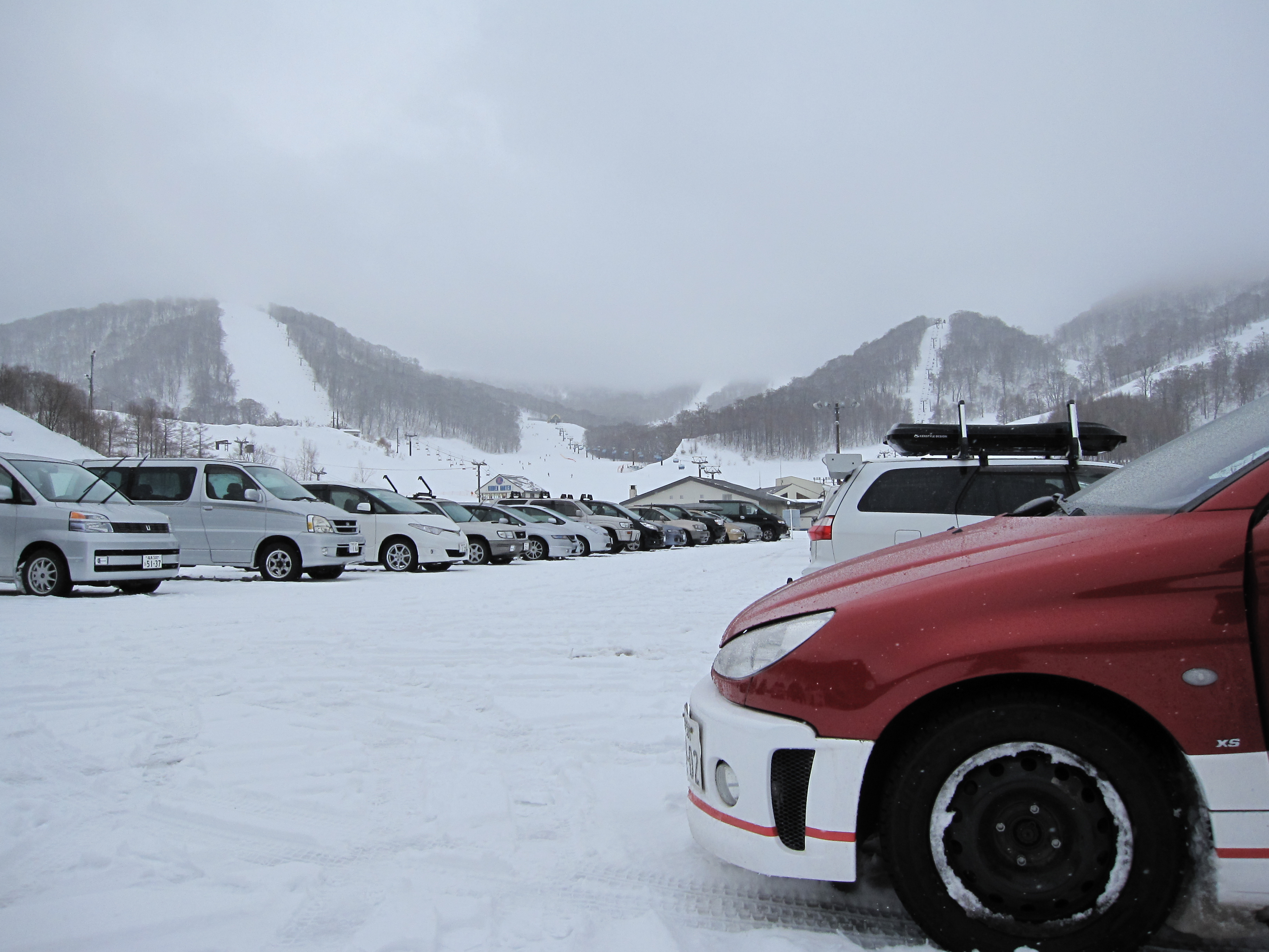 雪山とプジョー