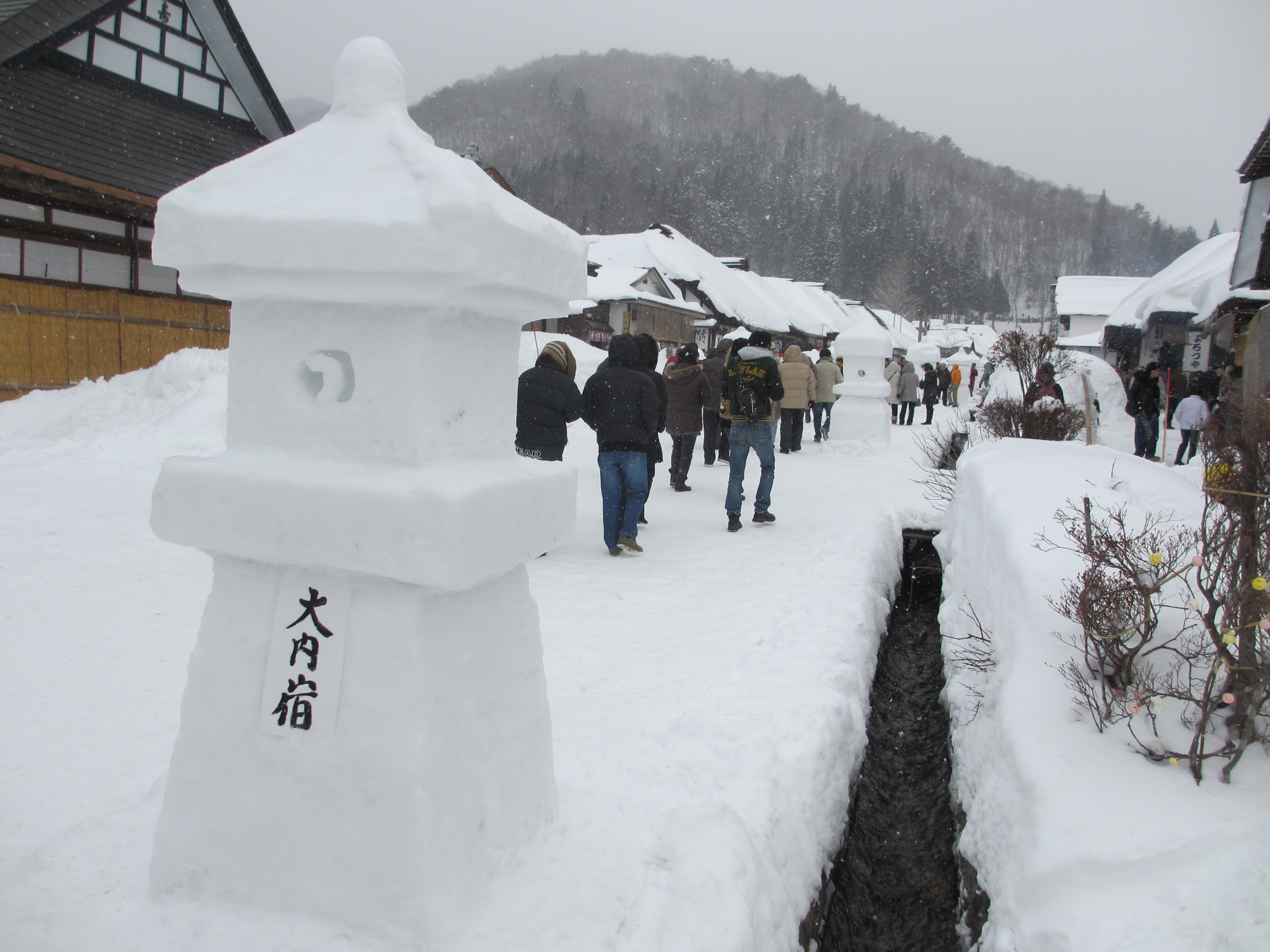 雪の大内宿