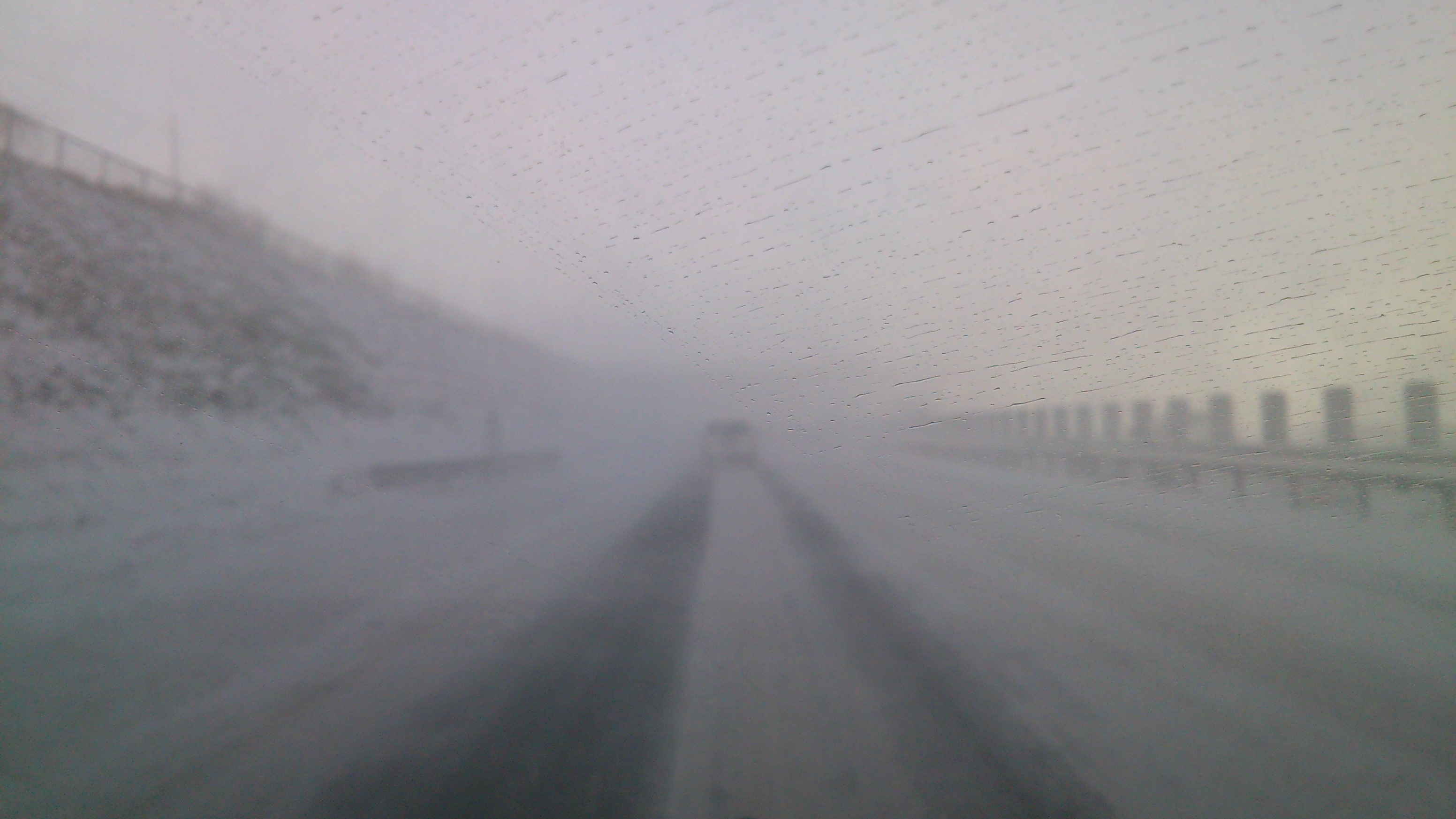 吹雪の高速道路