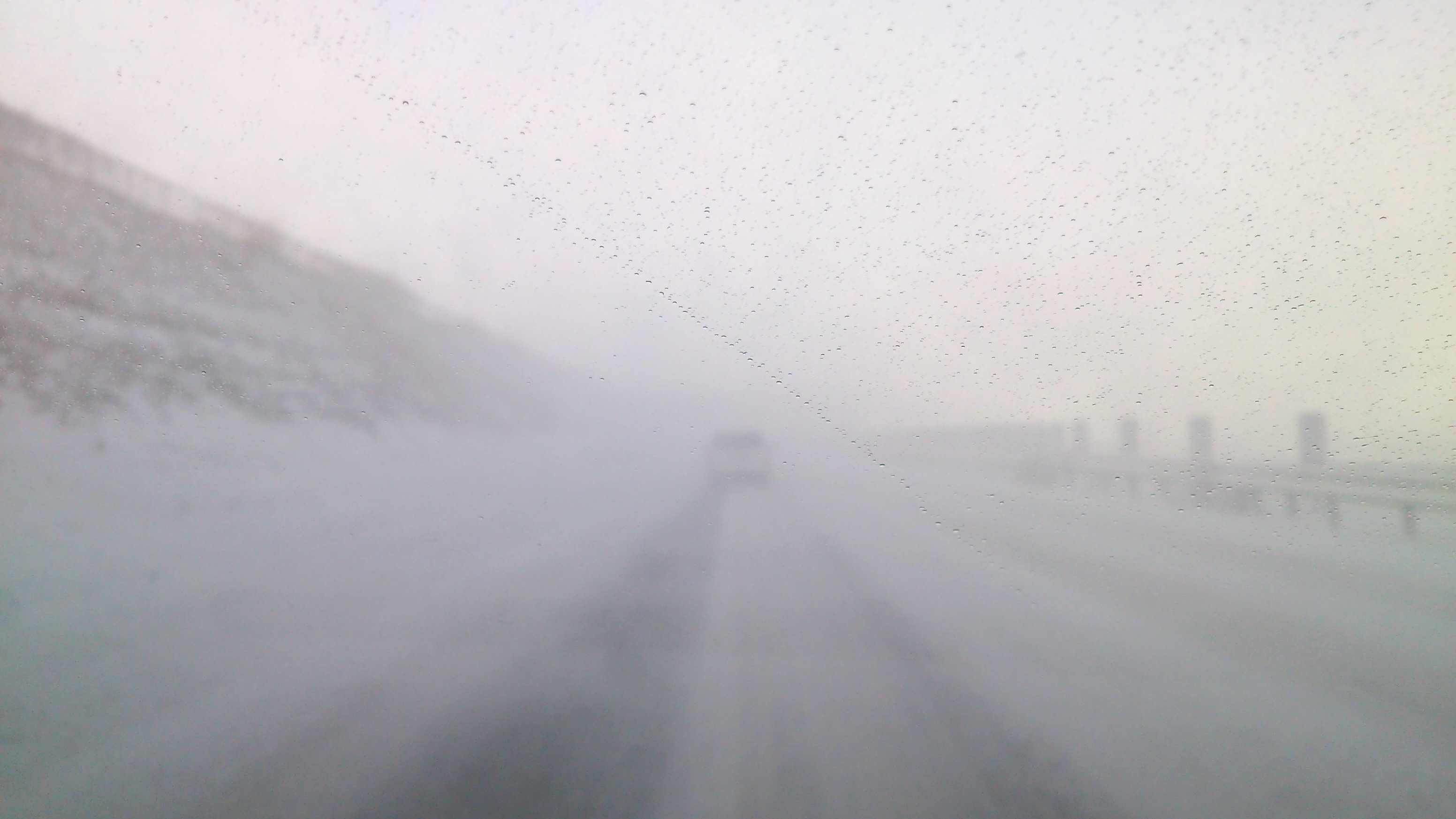 吹雪の高速道路
