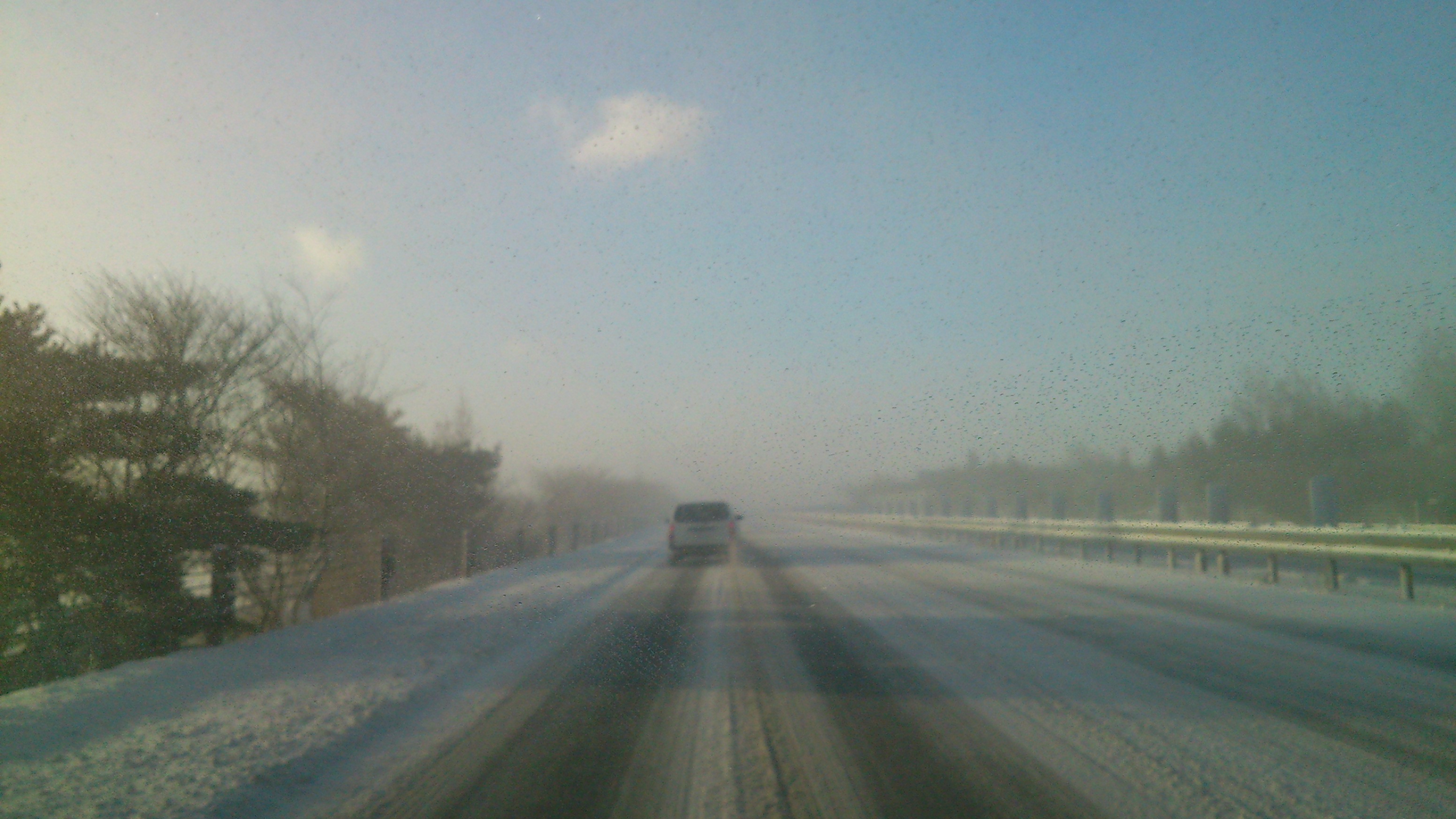吹雪の高速道路