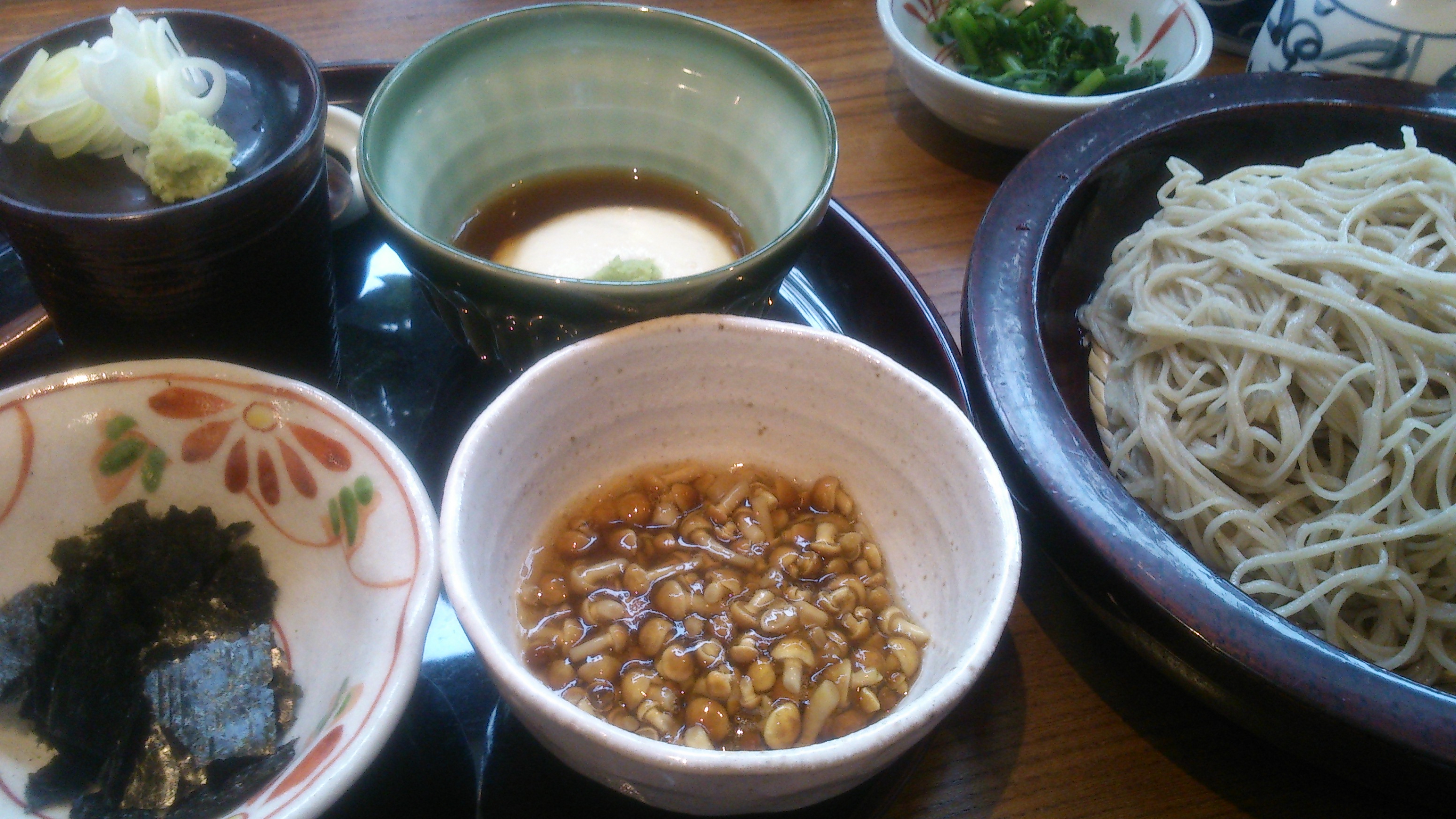 なめこ新芽と蕎麦