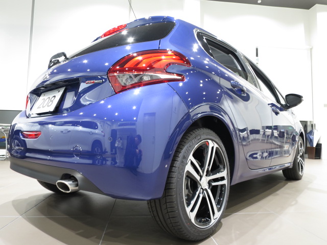 限定モデル 208 GTLineを展示中