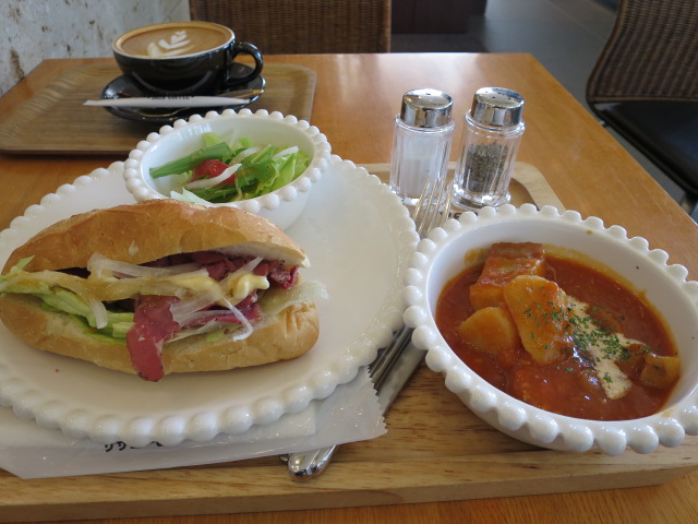 カフェラテ＆パストラミビーフ