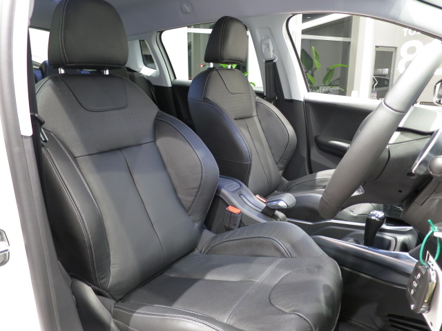 PEUGEOT 2008 LEATHER EDITIONを展示しています。