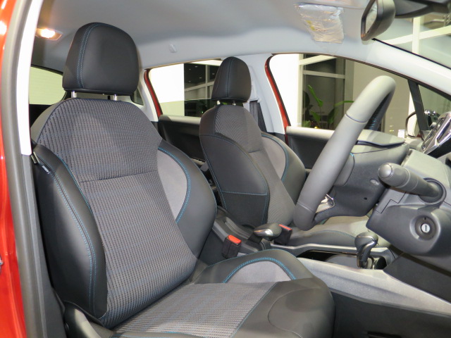 PEUGEOT 2008 CROSSCITY を展示してます。