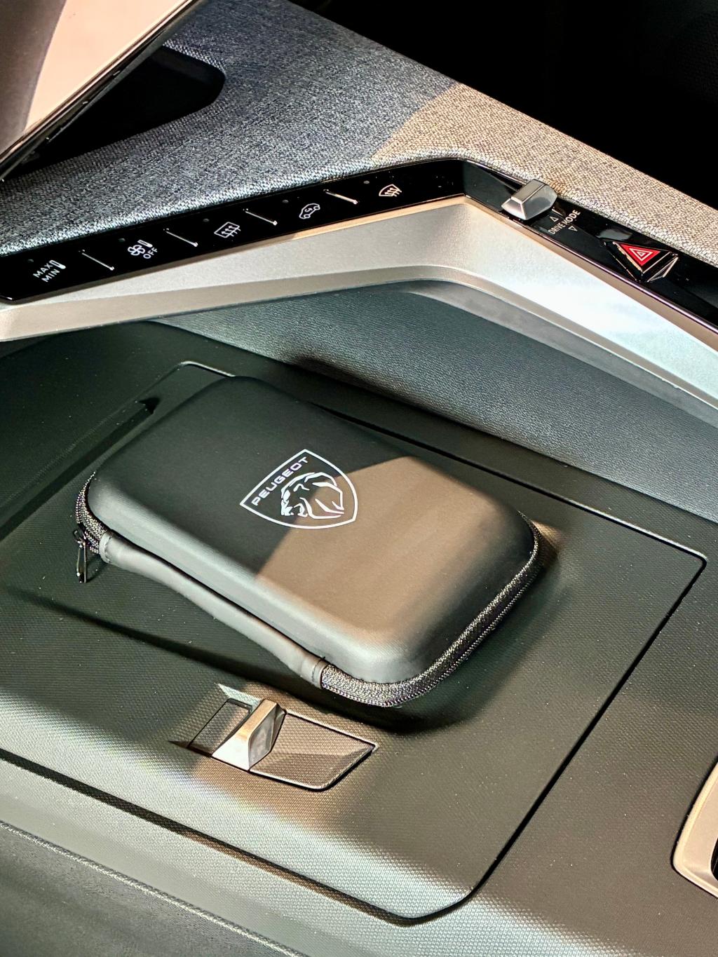 🦁Peugeotオリジナルガジェットケース🦁