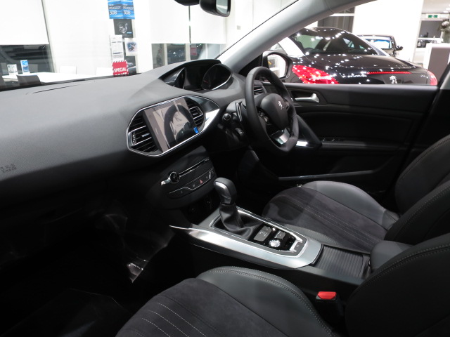 今週末は　NEW PEUGEOT 308 Celebration Fair