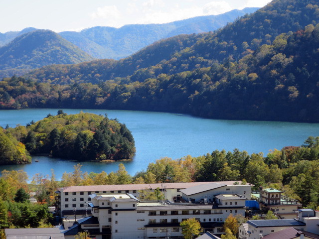 奥日光　湯ノ湖の紅葉が見頃です。